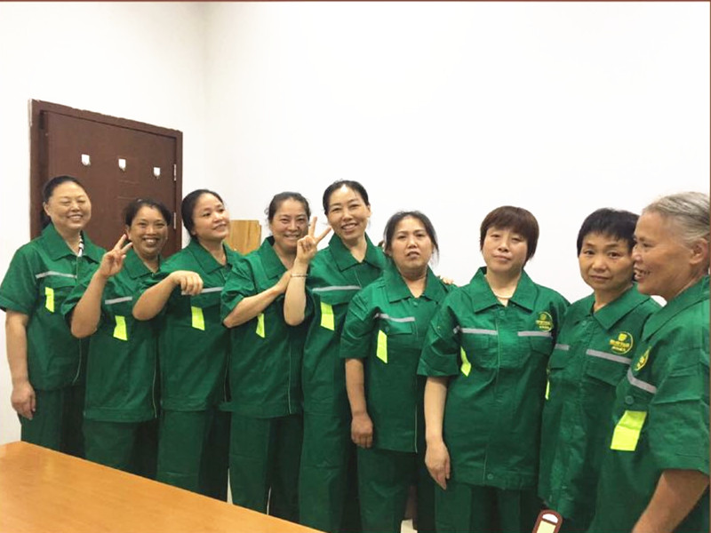 “新形象、心服務(wù)、新征程”——信泰物業(yè)員工換新衣啦！